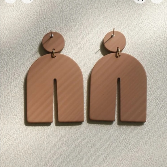 Brown U shape / arch textured earrings - Picture 3 of 8
